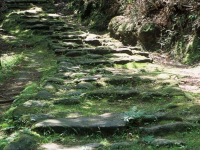 鎌倉時期的石板路