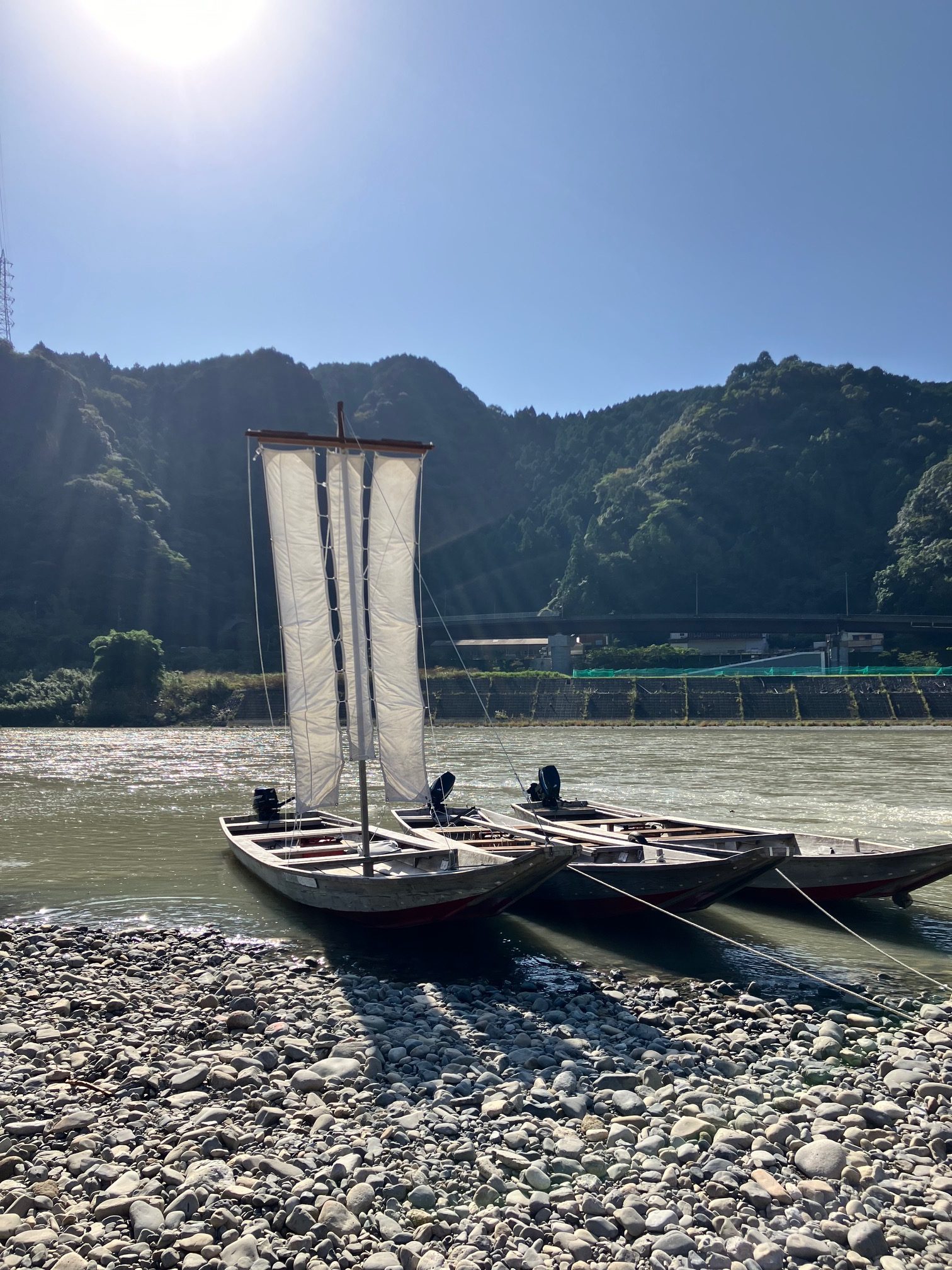 熊野古道は山だけじゃない　世界遺産熊野川「川の参詣道」をゆったり下る三反帆ツアー