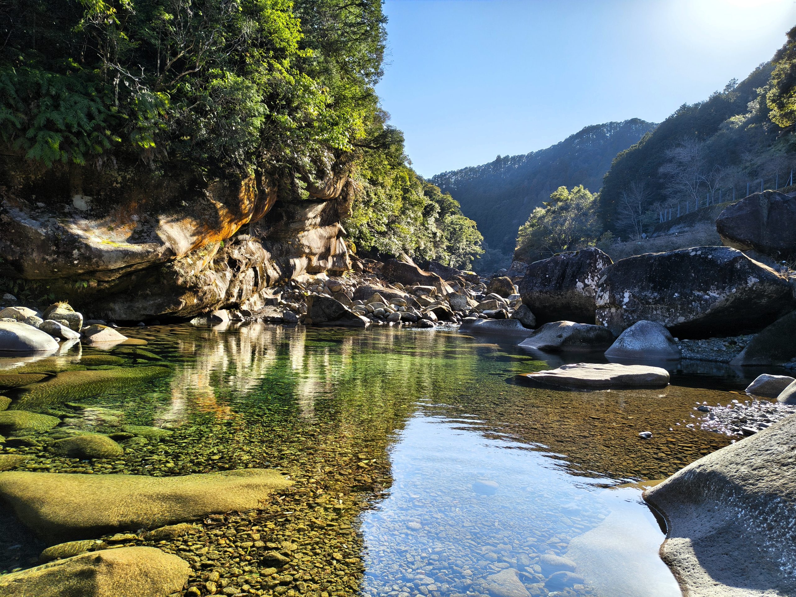 水と岩が語りかける渓谷-紀北町・魚飛渓（うおとびけい）